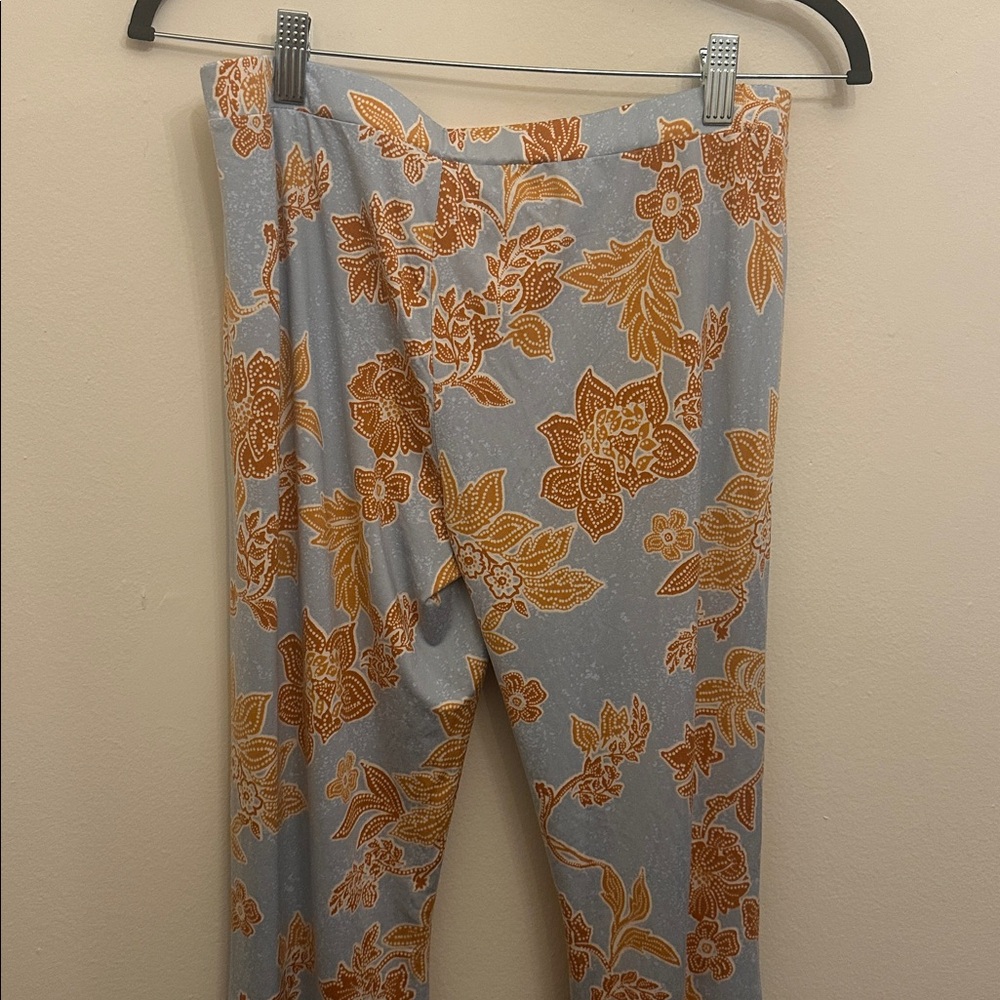 Free People Make a Statement Floral Flare Pants M Preowned Stretchy Comfy Hippie - Picture 3 of 5